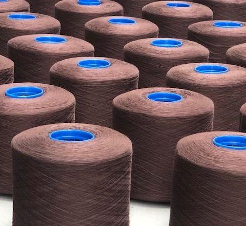 Cône de fil polyester teint bordeaux, certification Oekotex Class I