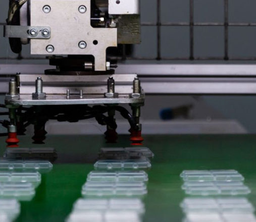 Machine d'injection plastique dans l'atelier Mahieu & Cie
