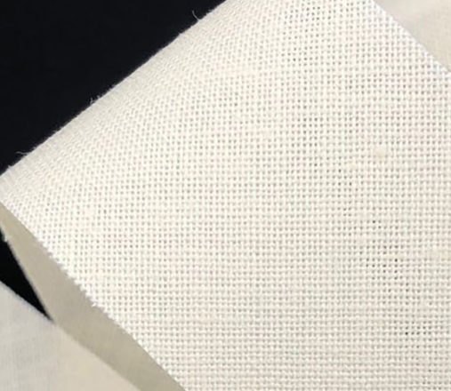 Biais textile écru enroulé