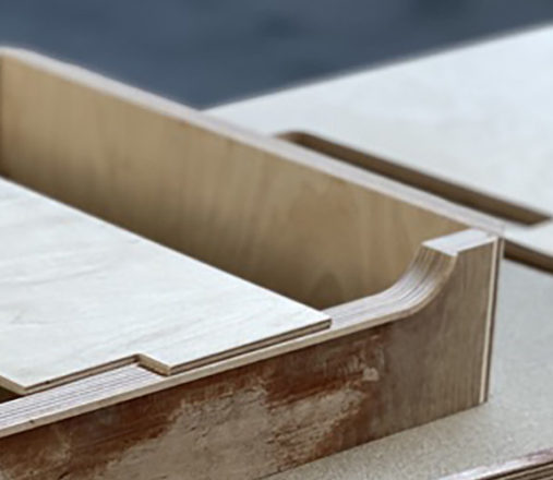 Planches de bois usinées et stockées dans l'atelier Mahieu & Cie